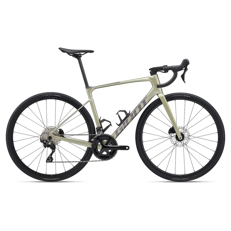 Asiakkaiden Suosikki Maantiepyörä GIANT Defy Advanced 2, Bay Leaf