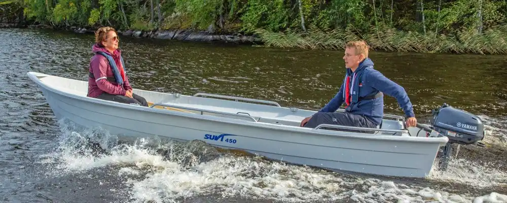 Suvi 450 sadevesityhjenevä soutu-moottorivene (sis.airot) + Yamaha M-20 sähköperämoottori Uutuus